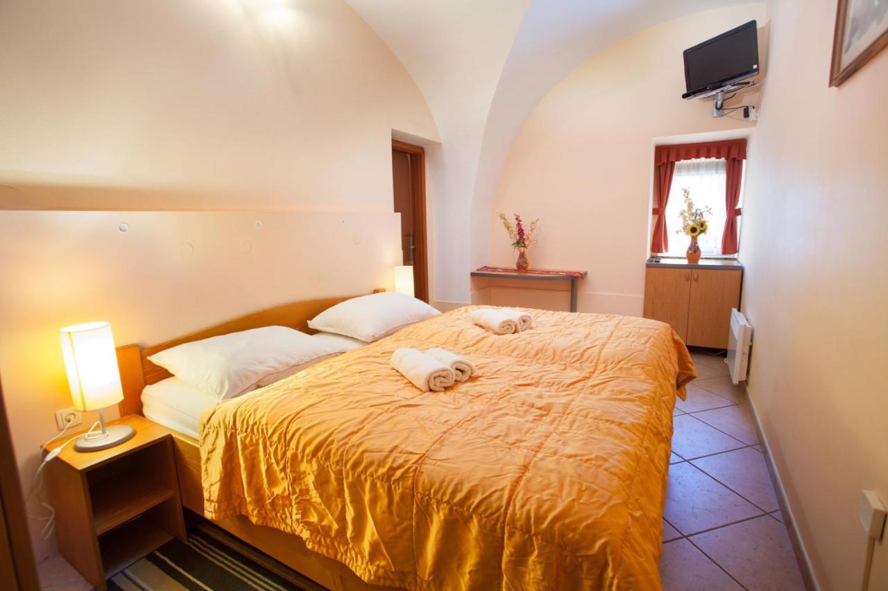 Apartma Na Starem Placu Idrija Exteriér fotografie